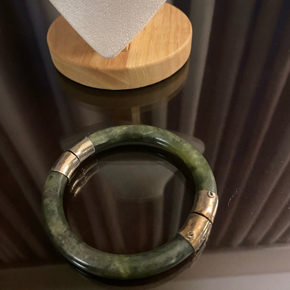 Jade like bracelet with metal Clasp